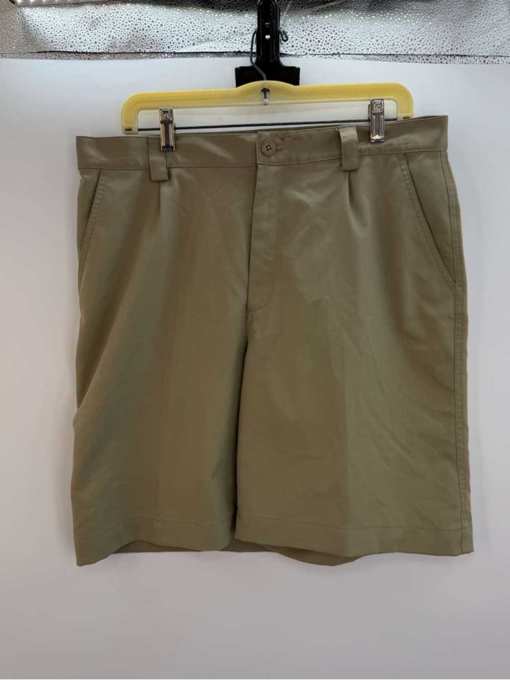 Under Armour Men’s 34 Khaki Performance Shorts Golf Athletic Flat Front 🏌️